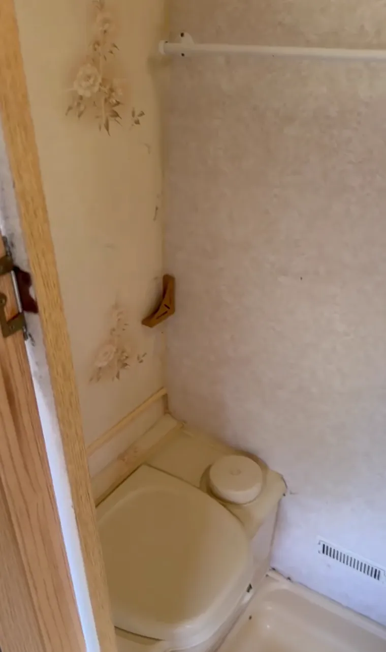 Kupili su staru kamp kućicu za siću i od nje stvorili mali raj na kotačima: Izgleda bajkovito