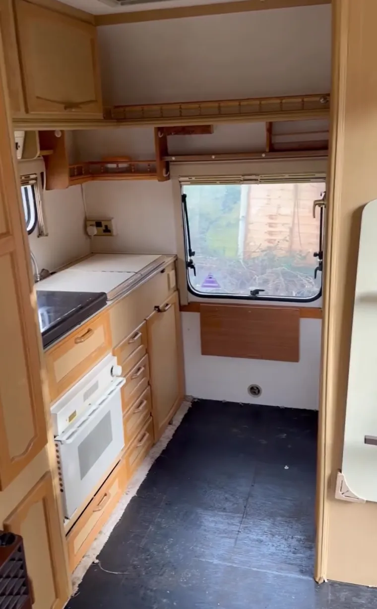 Kupili su staru kamp kućicu za siću i od nje stvorili mali raj na kotačima: Izgleda bajkovito