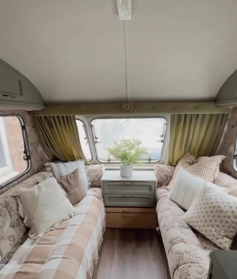 Kupili su staru kamp kućicu za siću i od nje stvorili mali raj na kotačima: Izgleda bajkovito