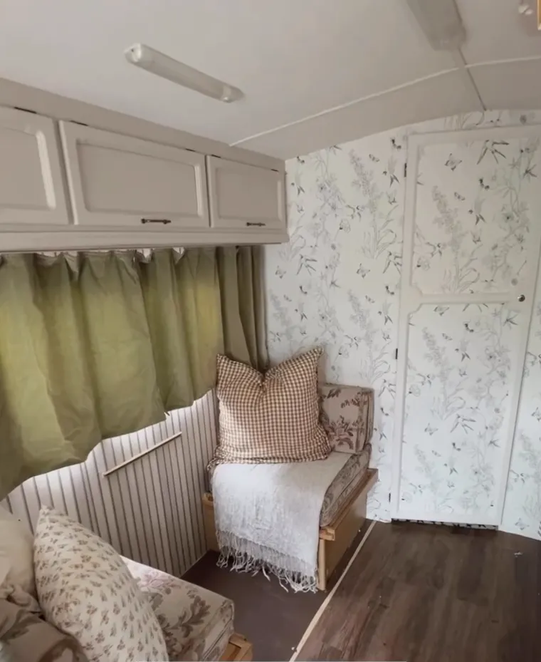 Kupili su staru kamp kućicu za siću i od nje stvorili mali raj na kotačima: Izgleda bajkovito