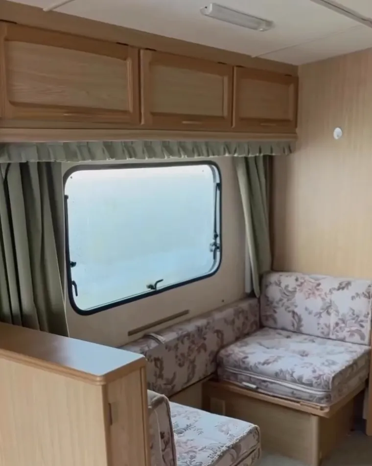 Kupili su staru kamp kućicu za siću i od nje stvorili mali raj na kotačima: Izgleda bajkovito