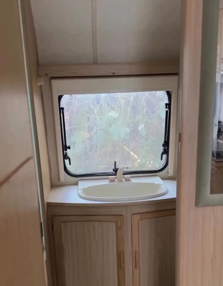 Kupili su staru kamp kućicu za siću i od nje stvorili mali raj na kotačima: Izgleda bajkovito