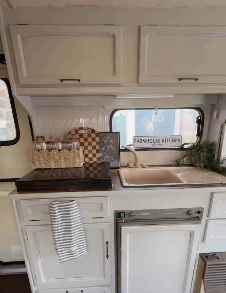 Kupili su staru kamp kućicu za siću i od nje stvorili mali raj na kotačima: Izgleda bajkovito