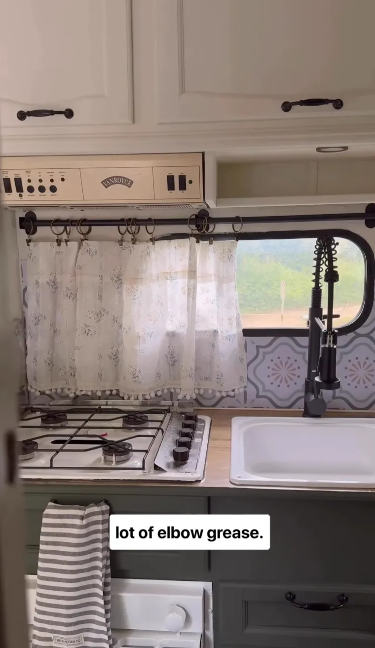 Kupili su staru kamp kućicu za siću i od nje stvorili mali raj na kotačima: Izgleda bajkovito