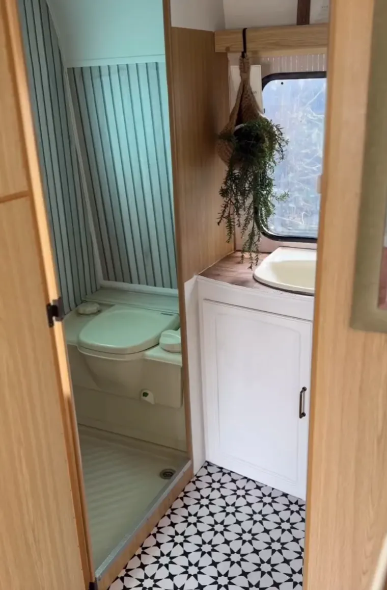 Kupili su staru kamp kućicu za siću i od nje stvorili mali raj na kotačima: Izgleda bajkovito