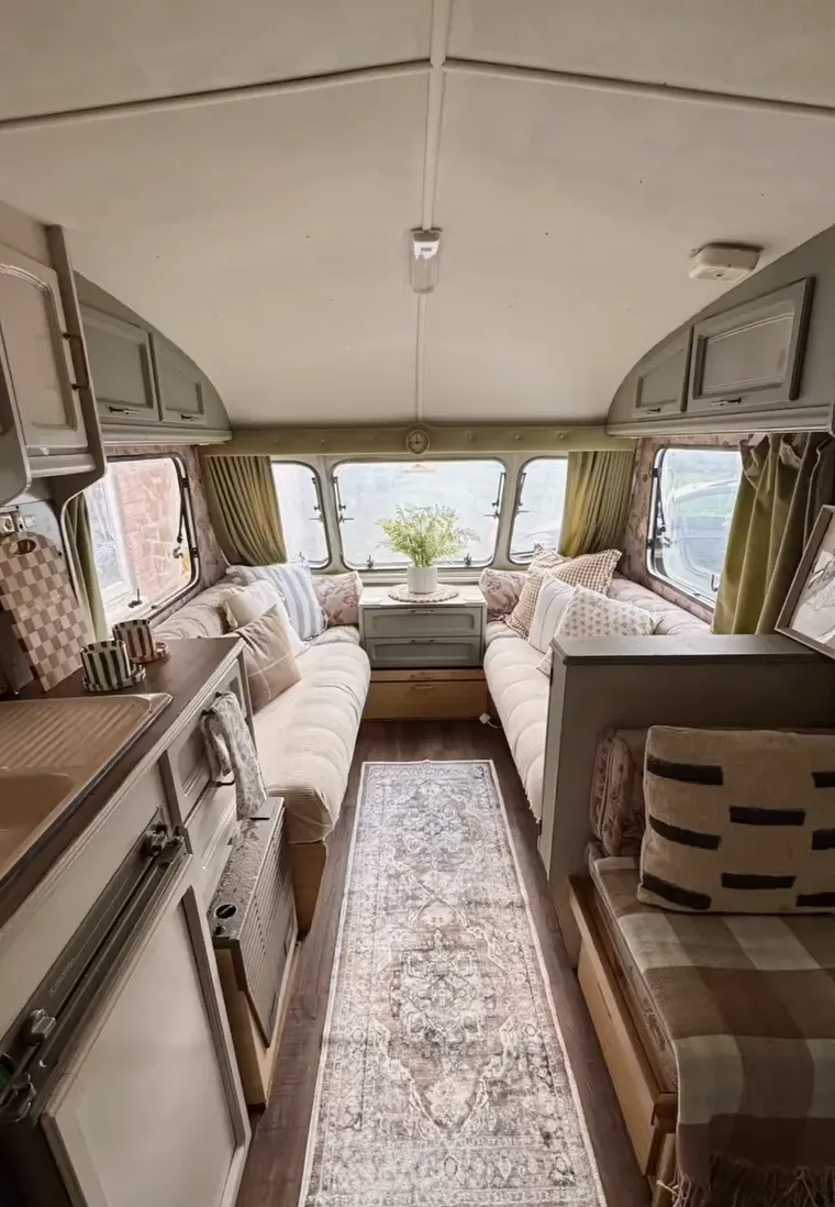 Kupili su staru kamp kućicu za siću i od nje stvorili mali raj na kotačima: Izgleda bajkovito