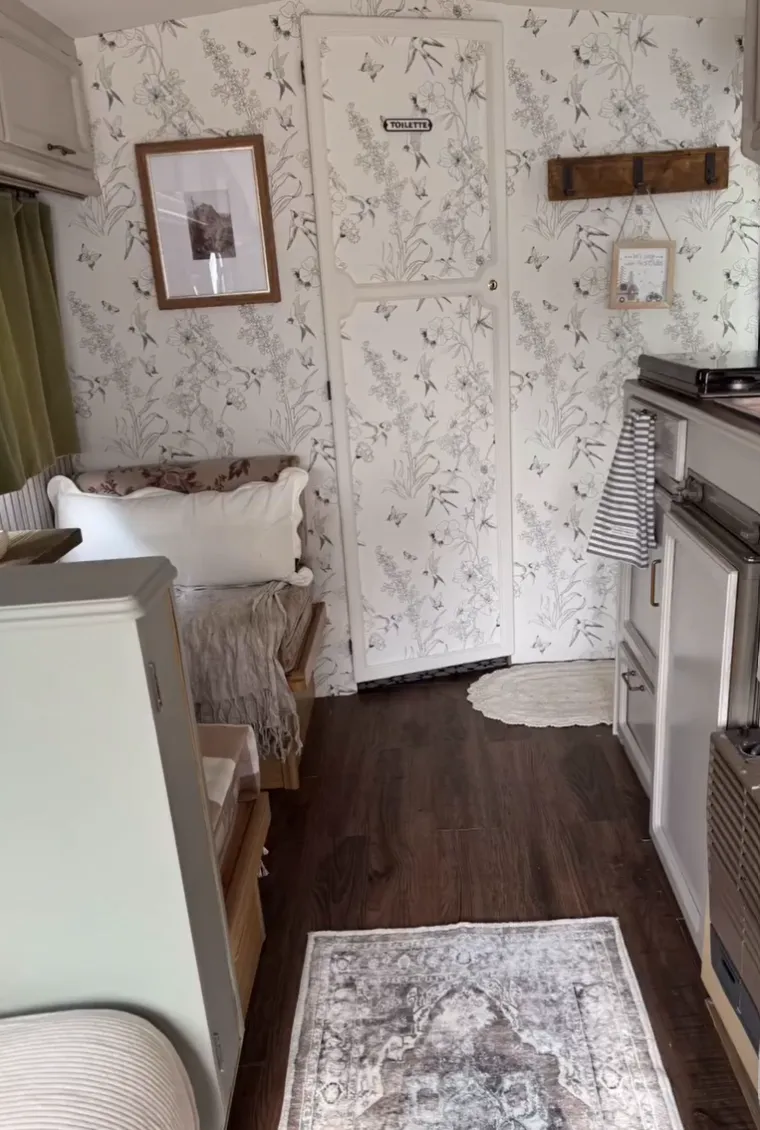 Kupili su staru kamp kućicu za siću i od nje stvorili mali raj na kotačima: Izgleda bajkovito