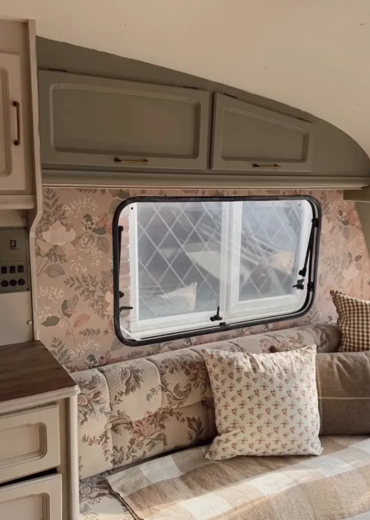 Kupili su staru kamp kućicu za siću i od nje stvorili mali raj na kotačima: Izgleda bajkovito