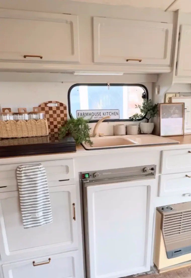 Kupili su staru kamp kućicu za siću i od nje stvorili mali raj na kotačima: Izgleda bajkovito