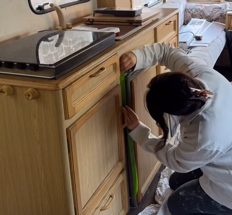 Kupili su staru kamp kućicu za siću i od nje stvorili mali raj na kotačima: Izgleda bajkovito