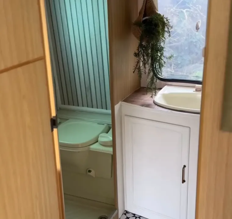 Kupili su staru kamp kućicu za siću i od nje stvorili mali raj na kotačima: Izgleda bajkovito