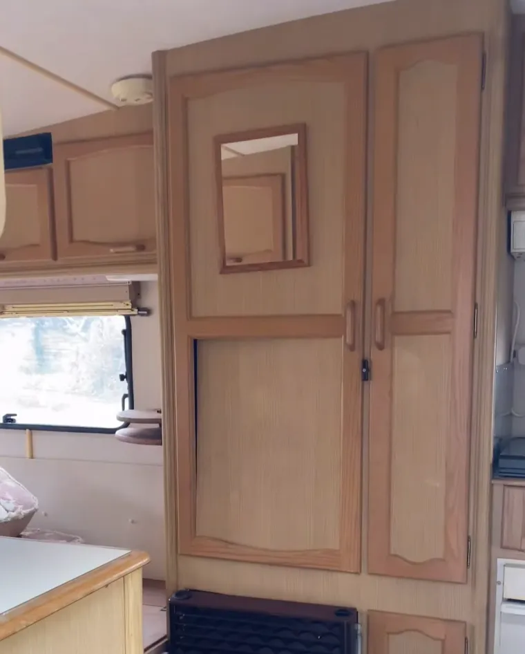 Kupili su staru kamp kućicu za siću i od nje stvorili mali raj na kotačima: Izgleda bajkovito