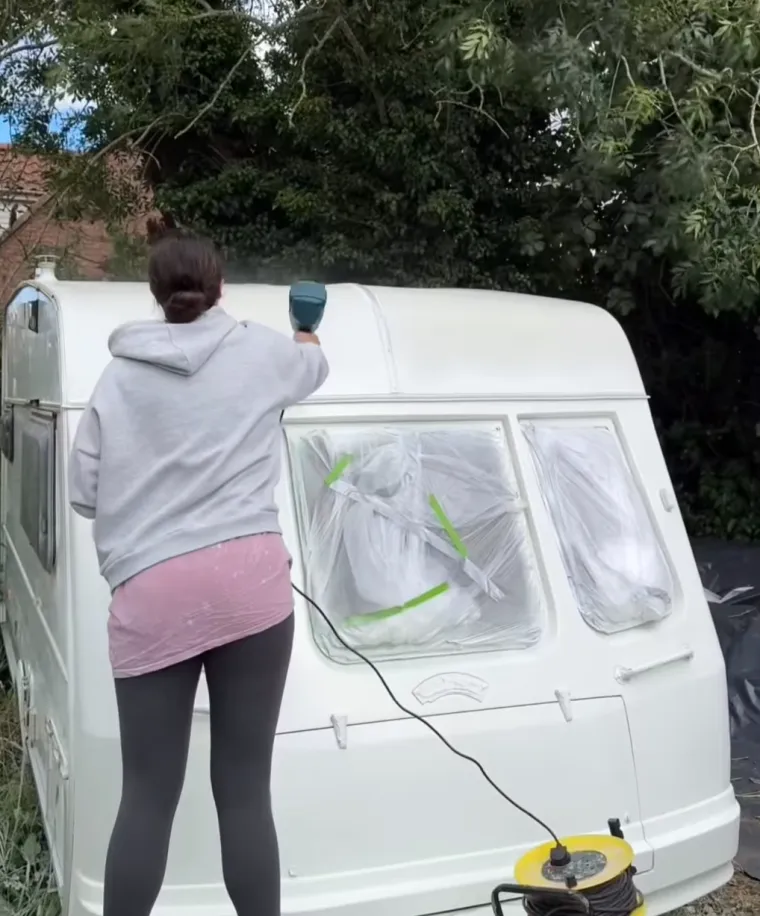 Kupili su staru kamp kućicu za siću i od nje stvorili mali raj na kotačima: Izgleda bajkovito