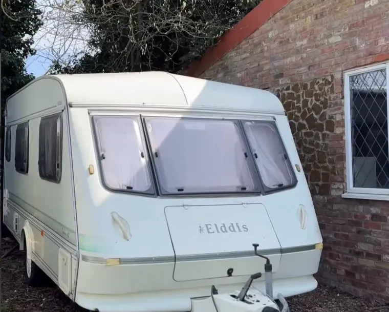 Kupili su staru kamp kućicu za siću i od nje stvorili mali raj na kotačima: Izgleda bajkovito