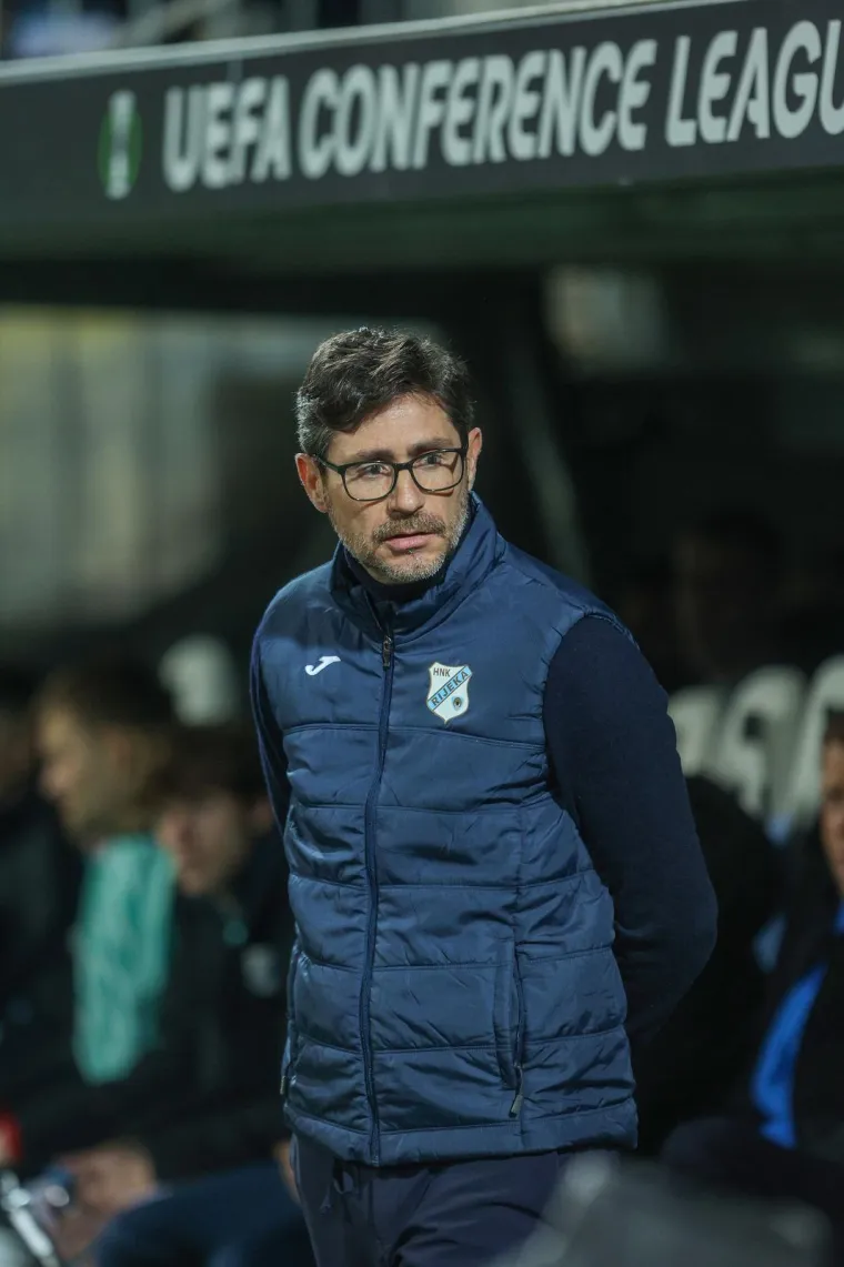 Pa tko je to iza Mi&scaron;kovića? Ugledni gost stigao na povijesnu utakmicu Rijeke