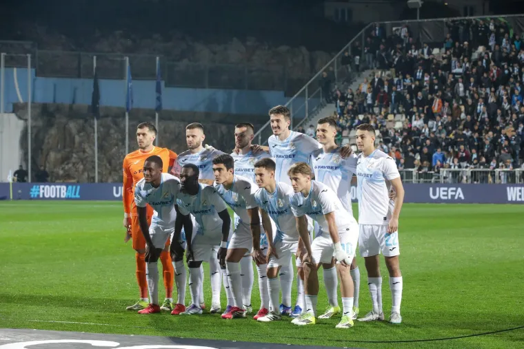 Pa tko je to iza Mi&scaron;kovića? Ugledni gost stigao na povijesnu utakmicu Rijeke