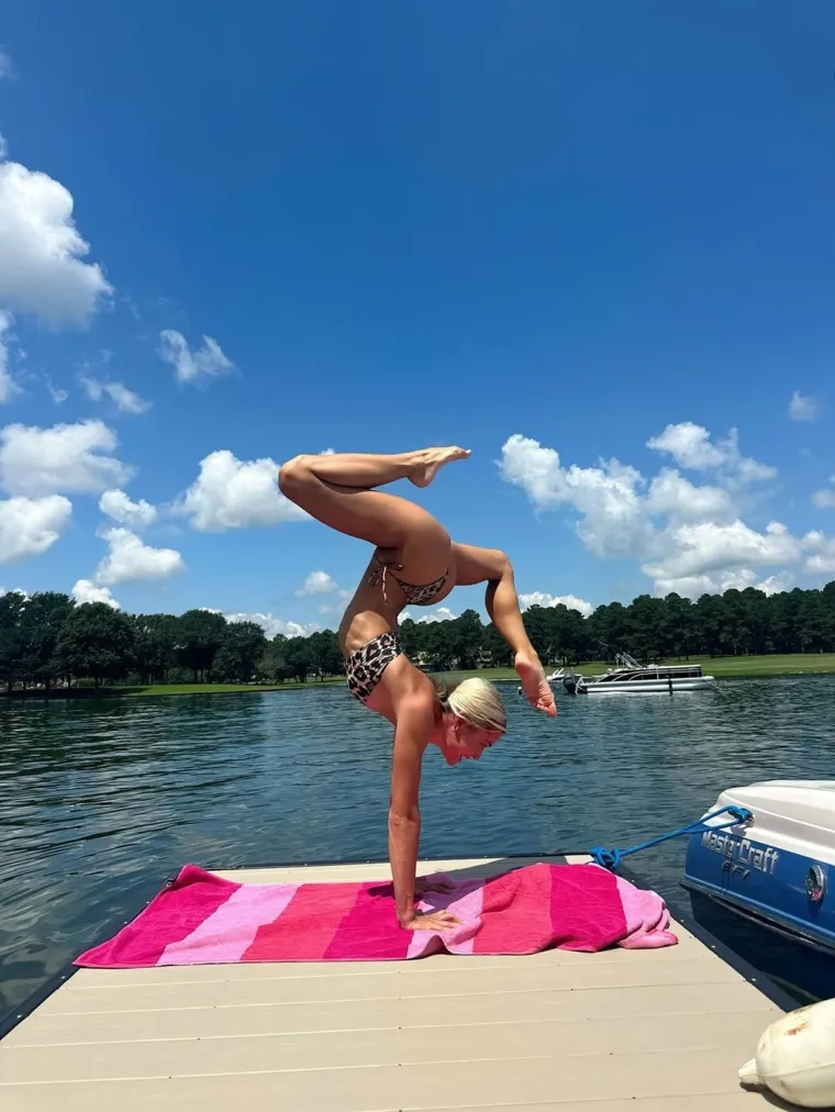 Ona je nova Pamela Anderson!? Poznata gimnastičarka dobila ulogu u rebootu legendarne serije