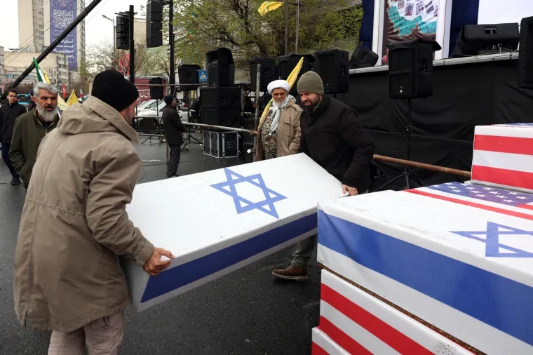 Usred bombardiranja izložili simbolične lijesove američkih i izraelskih vojnika