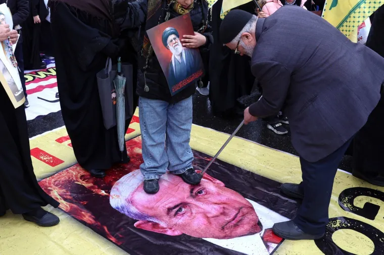 Usred bombardiranja izložili simbolične lijesove američkih i izraelskih vojnika