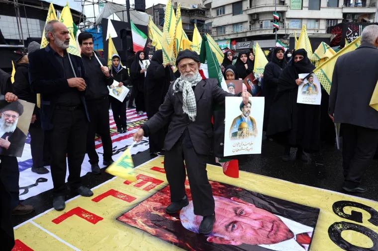 Usred bombardiranja izložili simbolične lijesove američkih i izraelskih vojnika