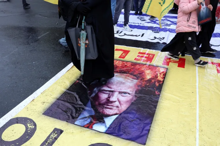 Usred bombardiranja izložili simbolične lijesove američkih i izraelskih vojnika