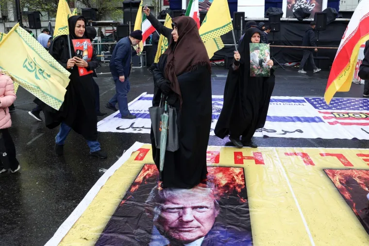 Usred bombardiranja izložili simbolične lijesove američkih i izraelskih vojnika