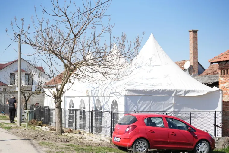 Neutje&scaron;ne kolege se opra&scaron;taju: Uplakana Aleksandra Prijović stigla na sahranu brata Darka Lazića