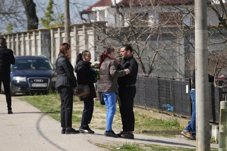 Neutje&scaron;ne kolege se opra&scaron;taju: Uplakana Aleksandra Prijović stigla na sahranu brata Darka Lazića