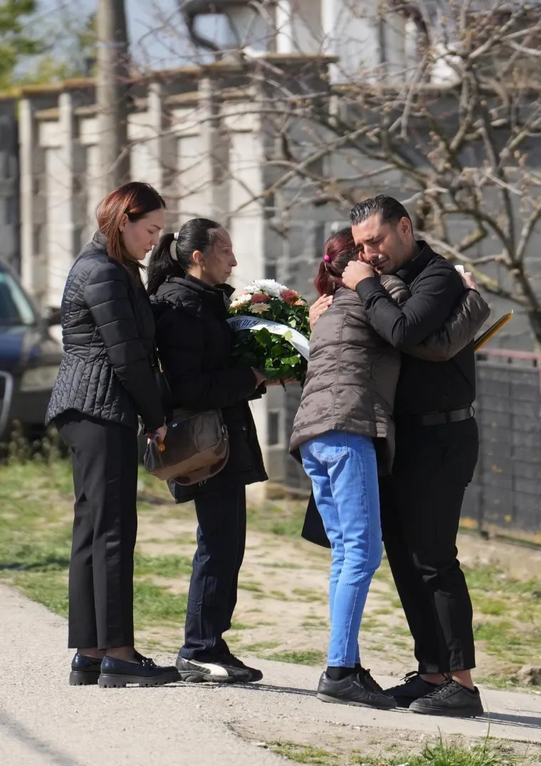 Neutje&scaron;ne kolege se opra&scaron;taju: Uplakana Aleksandra Prijović stigla na sahranu brata Darka Lazića