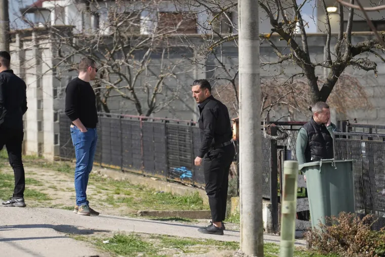 Neutje&scaron;ne kolege se opra&scaron;taju: Uplakana Aleksandra Prijović stigla na sahranu brata Darka Lazića