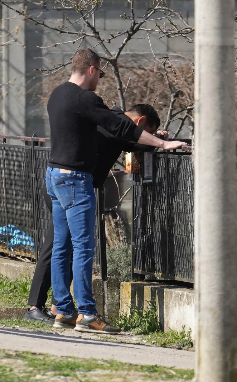 Neutje&scaron;ne kolege se opra&scaron;taju: Uplakana Aleksandra Prijović stigla na sahranu brata Darka Lazića