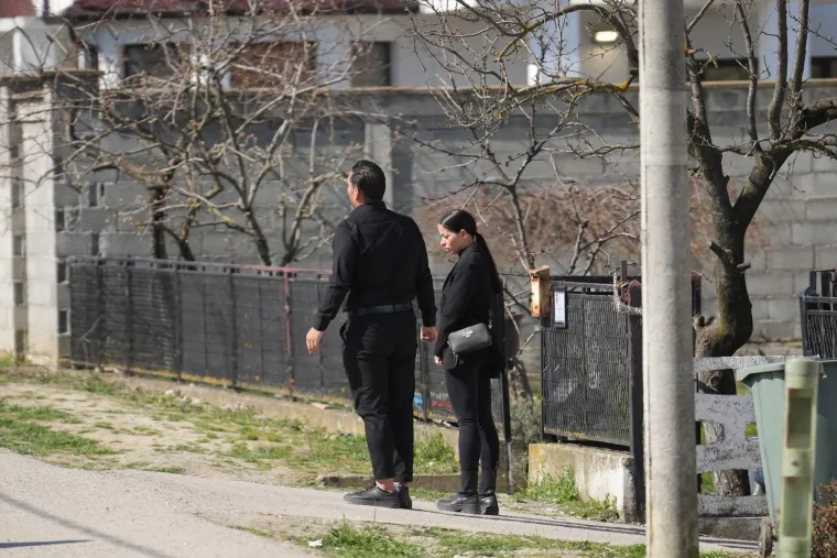 Neutje&scaron;ne kolege se opra&scaron;taju: Uplakana Aleksandra Prijović stigla na sahranu brata Darka Lazića