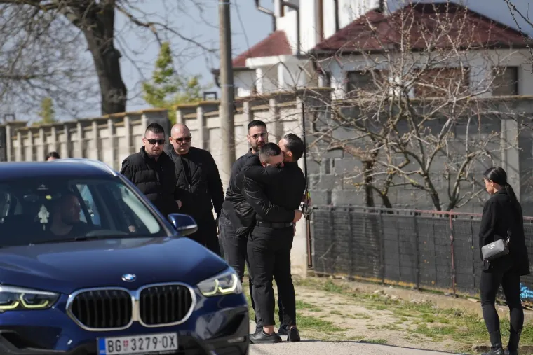 Neutje&scaron;ne kolege se opra&scaron;taju: Uplakana Aleksandra Prijović stigla na sahranu brata Darka Lazića