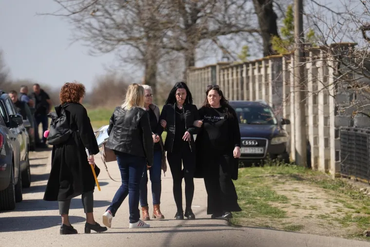 Neutje&scaron;ne kolege se opra&scaron;taju: Uplakana Aleksandra Prijović stigla na sahranu brata Darka Lazića