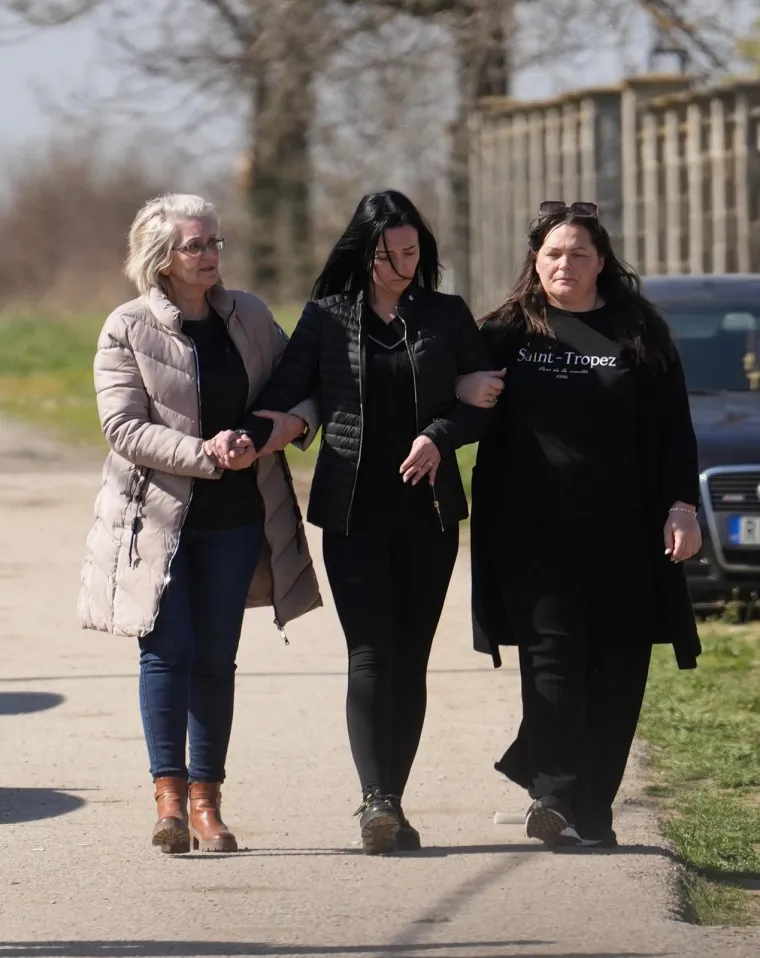 Neutje&scaron;ne kolege se opra&scaron;taju: Uplakana Aleksandra Prijović stigla na sahranu brata Darka Lazića