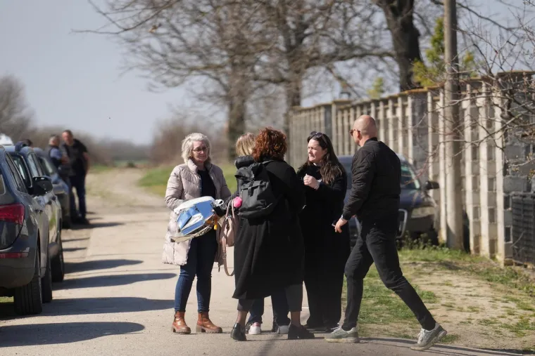 Neutje&scaron;ne kolege se opra&scaron;taju: Uplakana Aleksandra Prijović stigla na sahranu brata Darka Lazića