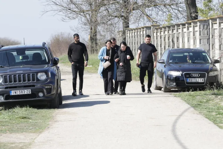 Neutje&scaron;ne kolege se opra&scaron;taju: Uplakana Aleksandra Prijović stigla na sahranu brata Darka Lazića