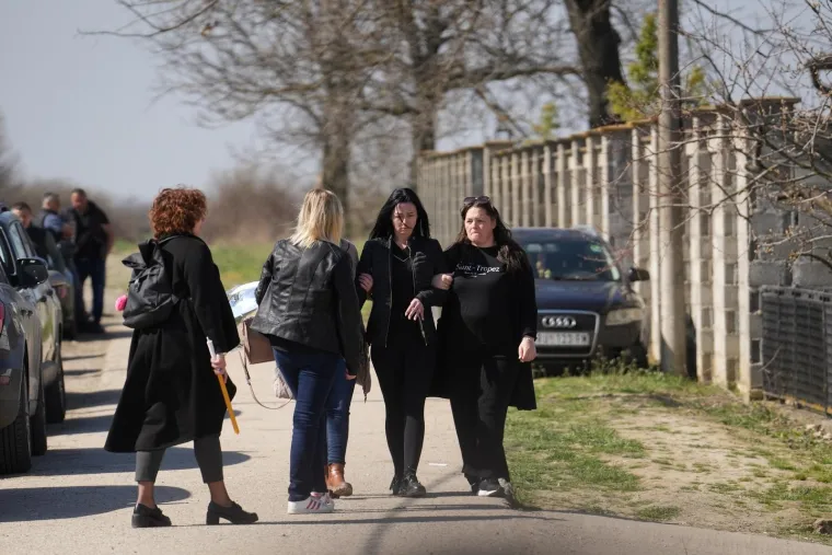 Neutje&scaron;ne kolege se opra&scaron;taju: Uplakana Aleksandra Prijović stigla na sahranu brata Darka Lazića