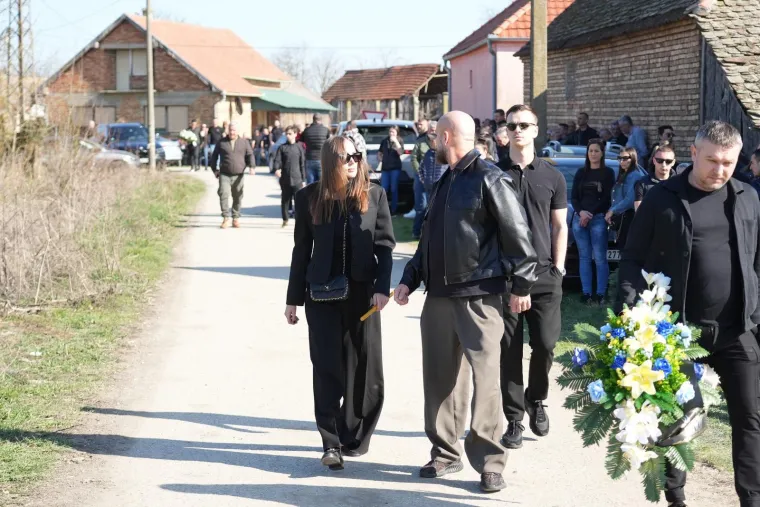 Neutje&scaron;ne kolege se opra&scaron;taju: Uplakana Aleksandra Prijović stigla na sahranu brata Darka Lazića