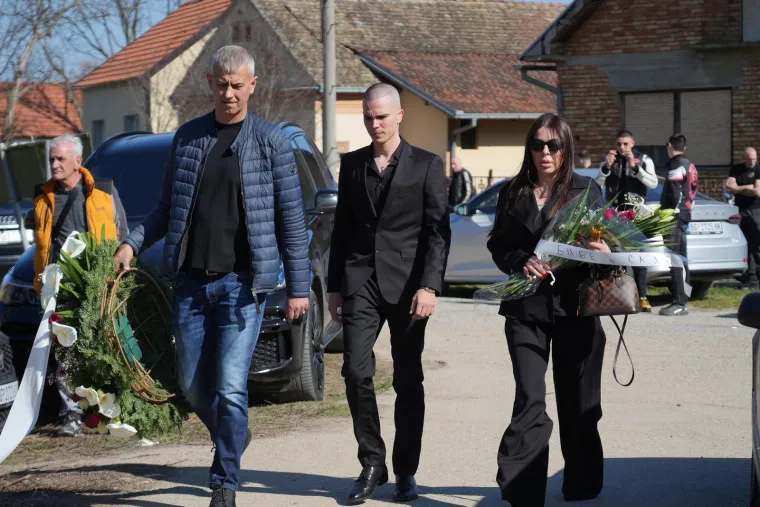 Neutje&scaron;ne kolege se opra&scaron;taju: Uplakana Aleksandra Prijović stigla na sahranu brata Darka Lazića