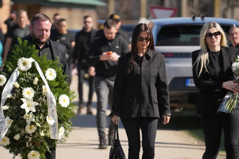 Neutje&scaron;ne kolege se opra&scaron;taju: Uplakana Aleksandra Prijović stigla na sahranu brata Darka Lazića