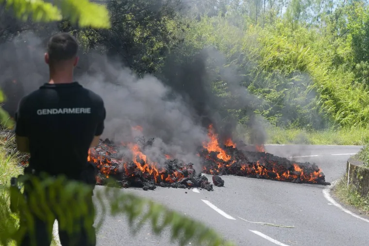 Lava presjekla glavnu cestu! Dramatične scene jednog od najaktivnijih vulkana na svijetu