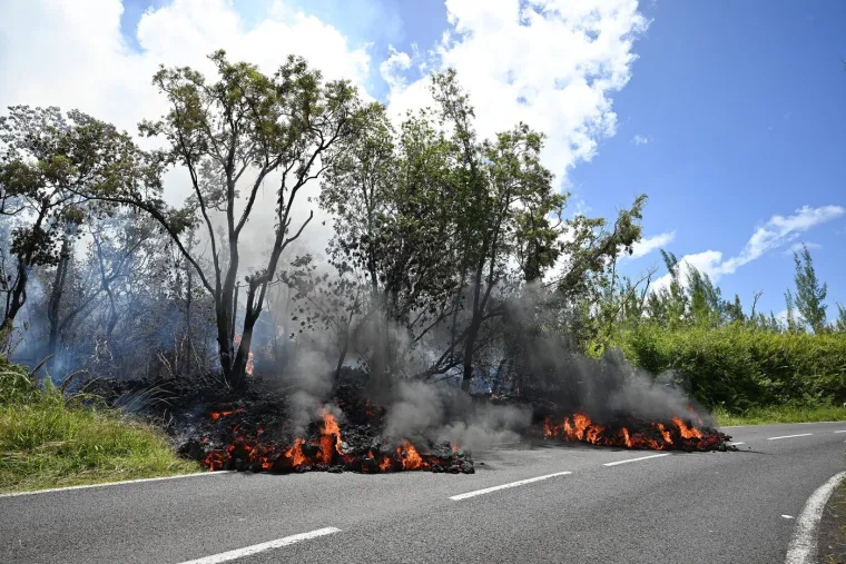 Lava presjekla glavnu cestu! Dramatične scene jednog od najaktivnijih vulkana na svijetu