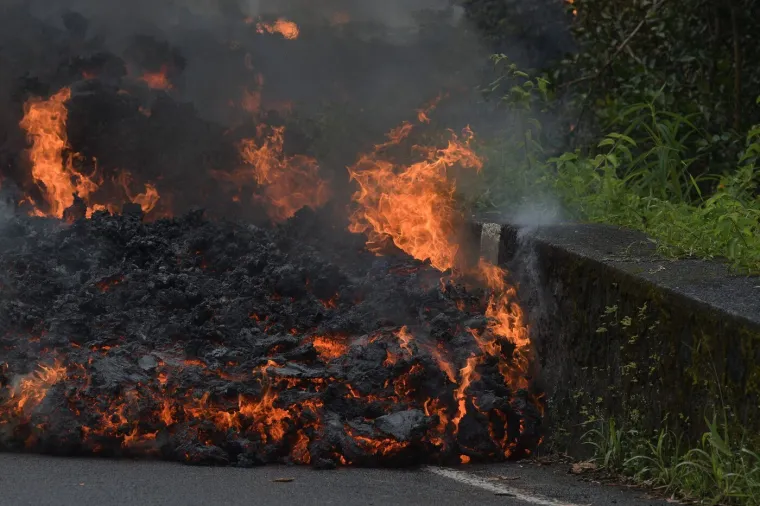 Lava presjekla glavnu cestu! Dramatične scene jednog od najaktivnijih vulkana na svijetu
