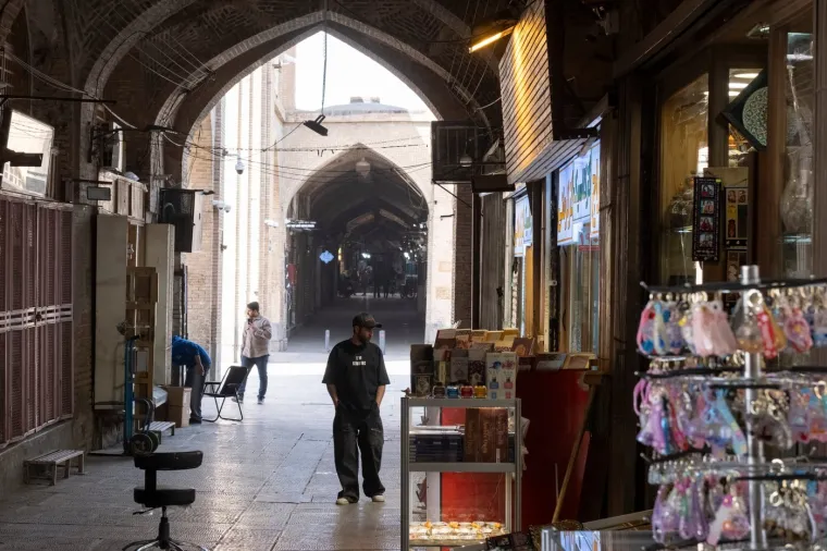 Pod udarom i svjetska ba&scaron;tina: Pogledajte prizore iz iranskog 'Versaillesa', posvuda kr&scaron; i lom