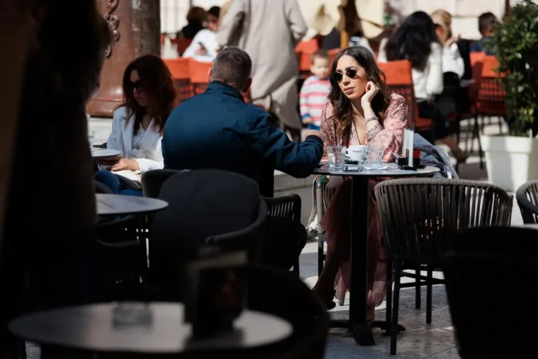 Dama s dugim bobom u bež sakou i kožnoj suknji ukrala sve poglede na zadarskoj &scaron;pici