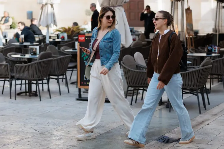 Dama s dugim bobom u bež sakou i kožnoj suknji ukrala sve poglede na zadarskoj &scaron;pici