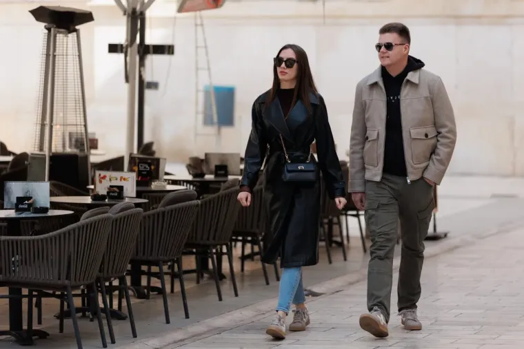 Dama s dugim bobom u bež sakou i kožnoj suknji ukrala sve poglede na zadarskoj &scaron;pici