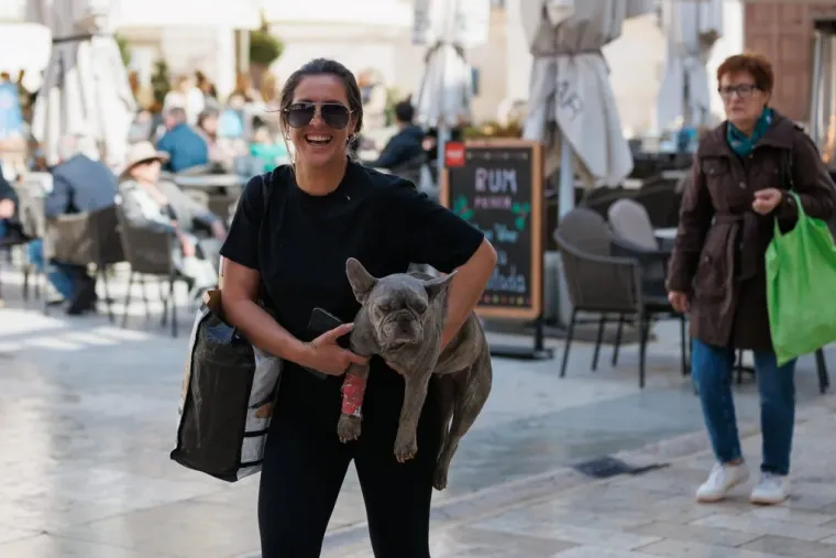 Dama s dugim bobom u bež sakou i kožnoj suknji ukrala sve poglede na zadarskoj &scaron;pici