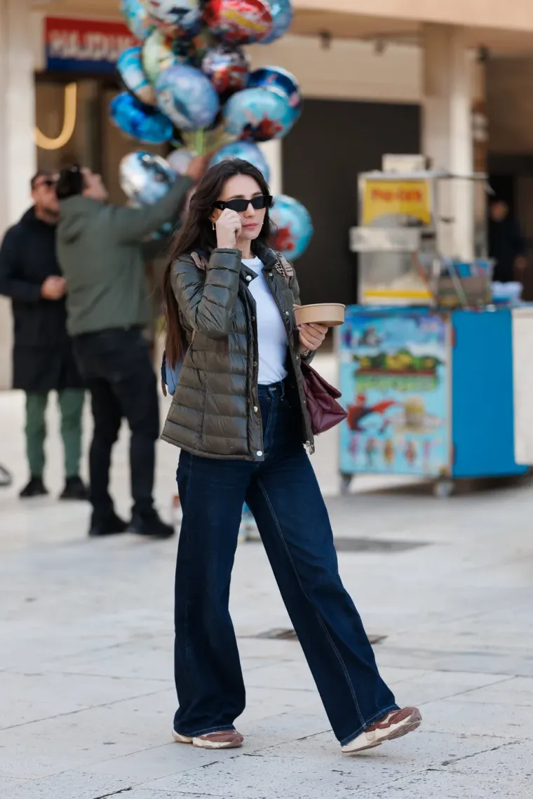 Dama s dugim bobom u bež sakou i kožnoj suknji ukrala sve poglede na zadarskoj &scaron;pici